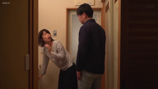 室内走廊 · 女性面部 · 男子身穿深蓝色衬衫和浅色长裤 · 女性显得惊讶或疑惑