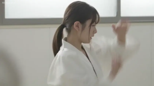专注 · 侧脸特写 · 训练室 · 白色柔道服