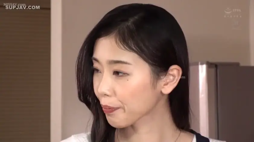 脸部特写 · 注视 · 厨房 · 熟女 · 围裙 · 冰箱 · 抿嘴 · 侧对镜头