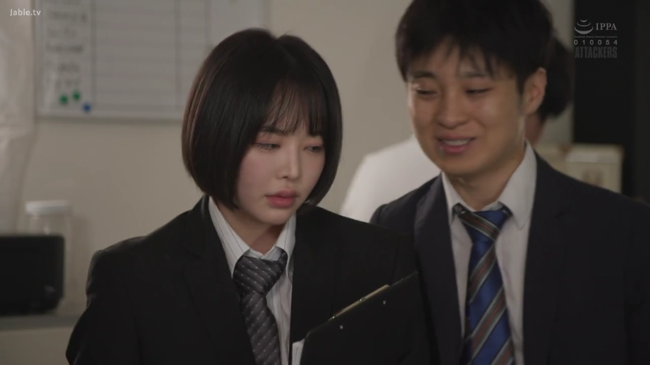 领带 · 办公室 · 工作记录板 · 男同事侧脸 · 白板背景 · 男同事带着暧昧笑容
