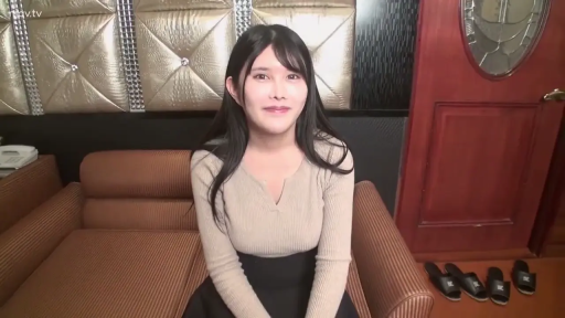 微笑 · 深色短裙 · 酒店客房 · 人物面部特写