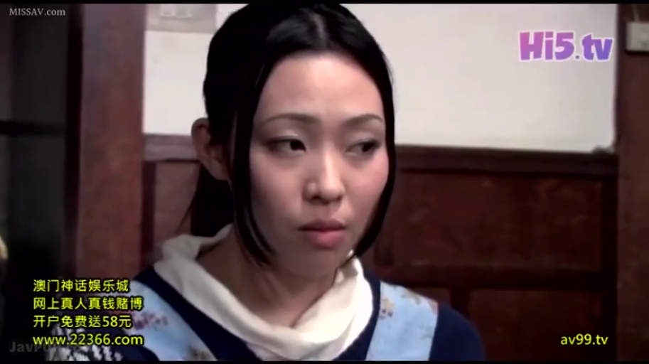 室内 · 坐姿 · 面部特写 · 注视 · 熟女 · 忧虑 · 休闲毛衣