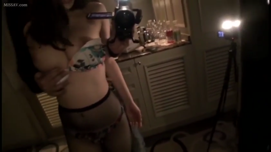 胸部 · 站立 · 碎花胸罩 · 酒店 · 露出乳房 · 摄像机 · 自拍视角 · 面部未出镜