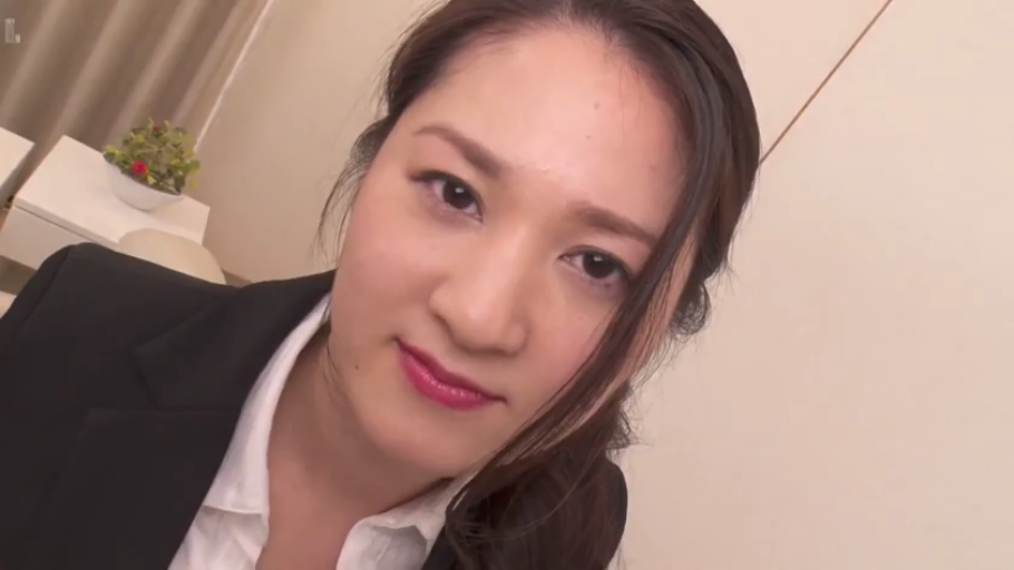 办公室 · 勾引 · 深色西装外套 · 面部特写