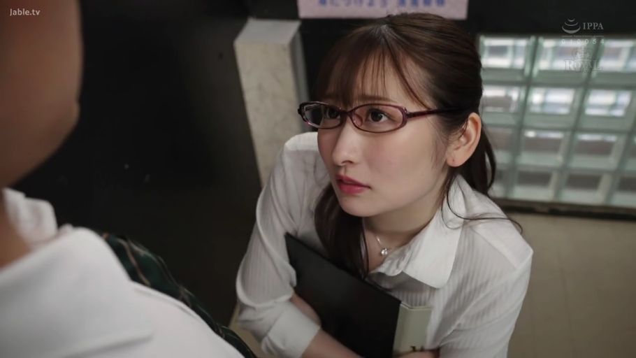 室内 · 委屈 · OL装 · 面部特写 · 凝视 · 文件夹 · 仰视