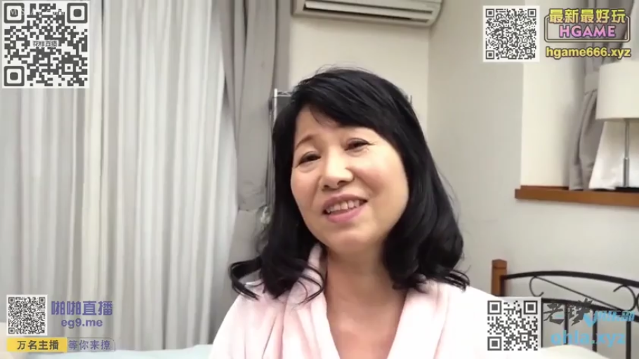 坐姿 · 卧室 · 微笑 · 面部特写 · 对视 · 熟女 · 粉色浴袍