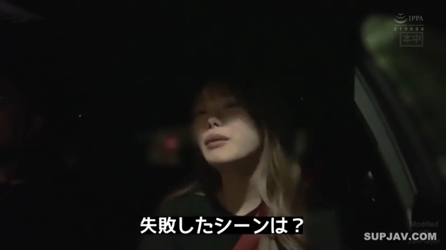 坐姿 · 交谈 · 平静 · 车内 · 头部特写 · 黑色上衣 · 安全带 · 夜晚