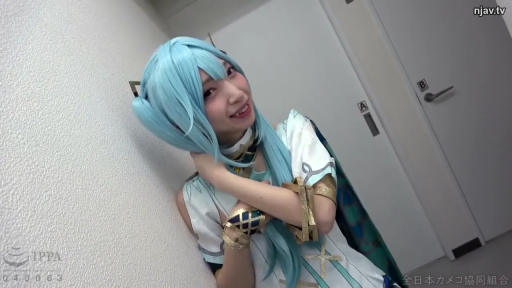 走廊 · 上半身特写 · 俏皮 · 白色与青色调服饰 · 右上角有网站水印