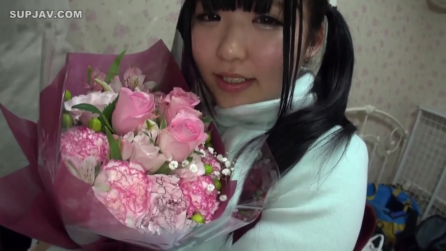 室内 · 脸部特写 · 微笑 · 高领毛衣 · 双马尾 · 正面 · 花束 · 抱着花束