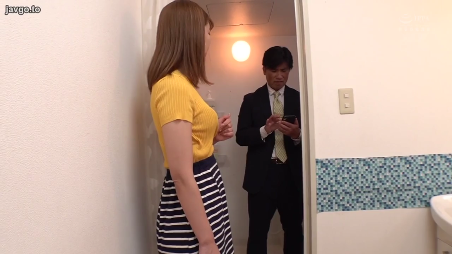 全身 · 专注 · 站立 · 看手机 · 手机 · 条纹裙 · 门口