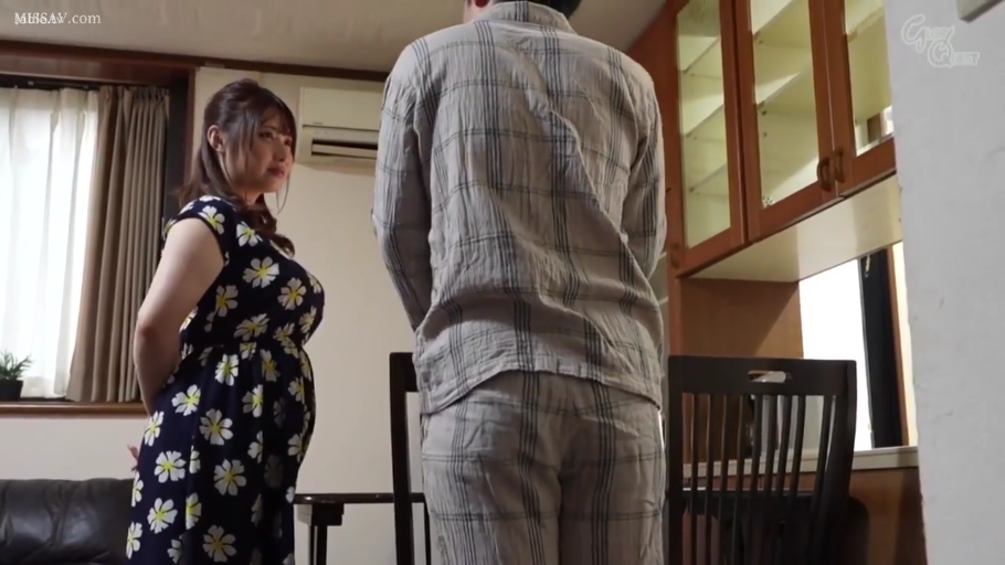 注视 · 住宅室内 · 女优侧脸特写 · 男子穿格纹长袖睡衣套装