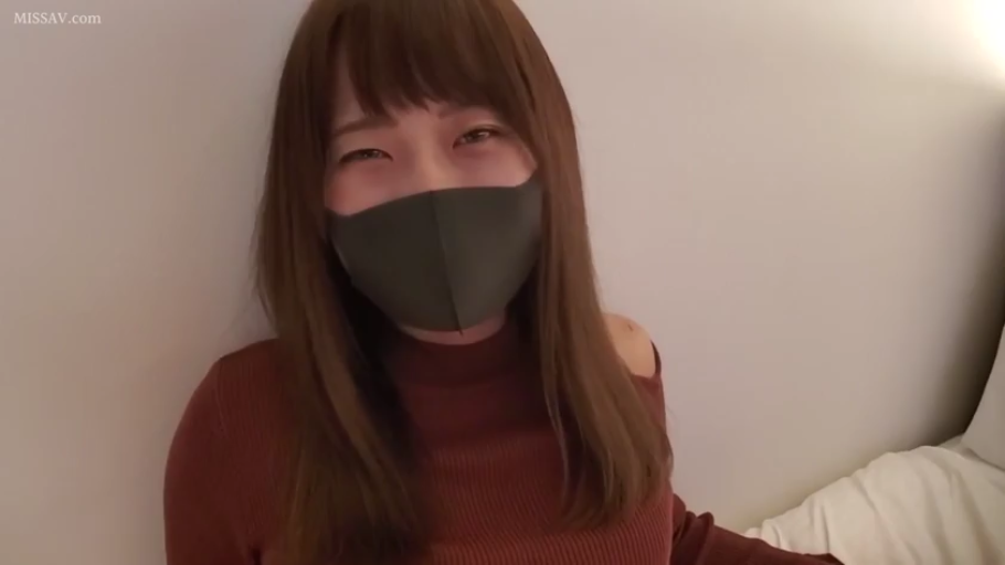 室内 · 坐姿 · 脸部特写 · 微笑 · 对视 · 长发 · 口罩 · 棕色露肩针织衫