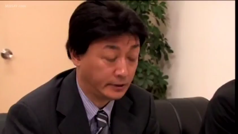 神情专注 · 面部特写 · 领带 · 室内办公室或会议室