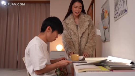 俯身 · 卧室 · 中景 · 微笑 · 居家 · 托盘 · 毛绒大衣 · 送餐