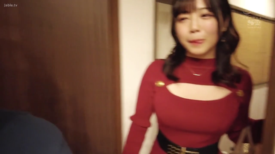 脸部特写 · 吐舌头 · 室内走廊 · 红色紧身针织裙 · 项链