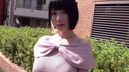 面部特写 · 注视镜头 · 短发 · 户外街道 · 正面站立 · 粉色露肩上衣 · 浅笑