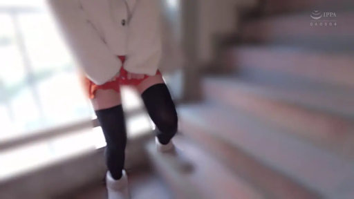 站立 · 楼梯间 · 腿部特写 · 黑色过膝袜