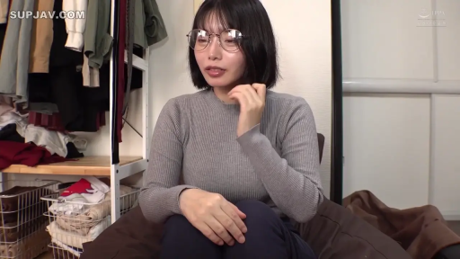 室内 · 坐姿 · 眼镜 · 自然 · 谈话 · 短发 · 灰色针织衫 · 半身照