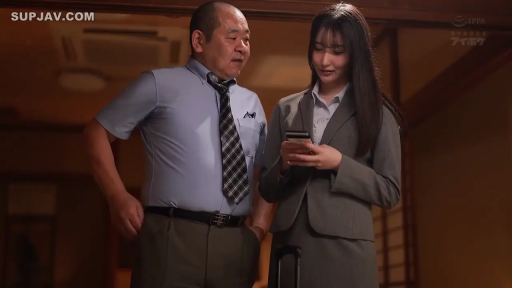 室内 · 行李箱 · 中景镜头 · OL穿灰色西装套装 · 女方盯着手机看