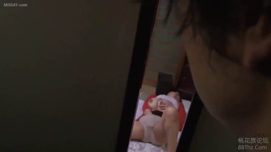 卧室 · 沉浸 · 偷窥视角 · 红色外衣 · 自慰 · 室内床上女性特写