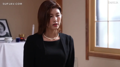 室内 · 严肃 · 站立 · 凝视 · 上半身 · 黑色丧服