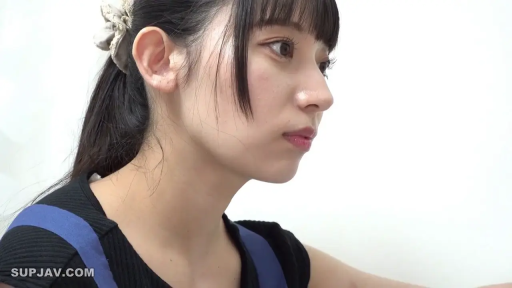 室内 · 平静 · 蓝色吊带 · 发饰 · 白墙背景 · 脸部侧颜特写