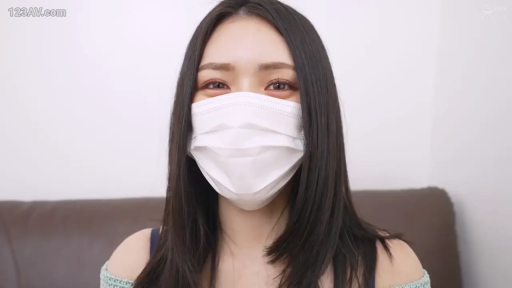 室内 · 含情脉脉 · 面部特写 · 白色口罩 · 吊带露肩上衣