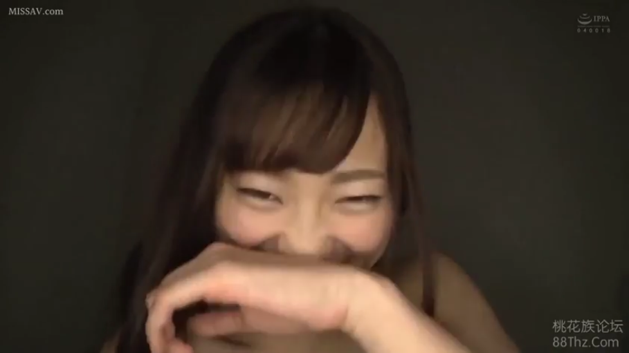 室内 · 脸部特写 · 裸体 · 害羞的笑