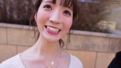 脸部特写 · 开朗 · 户外 · 白色针织衫 · 项链