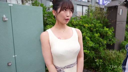 胸部特写 · 交谈中 · 户外街道 · 米白色无袖针织连身裙