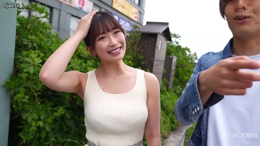 户外街道 · 女子面部特写 · 女子甜美微笑 · 男子穿白色内搭及牛仔外套