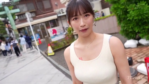 站立 · 自然 · 白色背心 · 街道 · 上半身 · 注视镜头 · 耳饰 · 日间户外