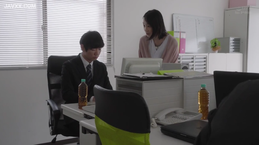交谈中 · 办公室 · 浅色开衫外套 · 职场背景 · 办公用品 · 中景镜头