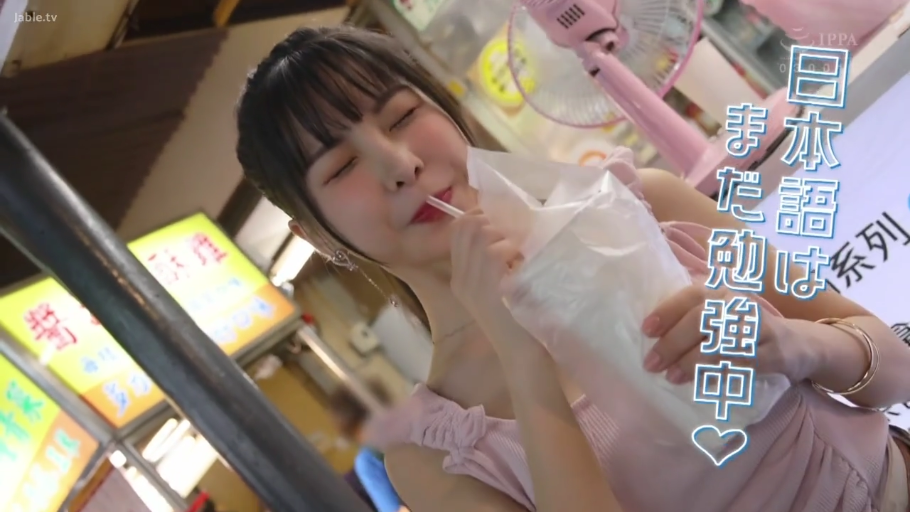 坐姿 · 半身特写 · 陶醉表情 · 街头 · 塑料袋 · 粉色褶皱上衣 · 吸吮吸管 · 户外夜市