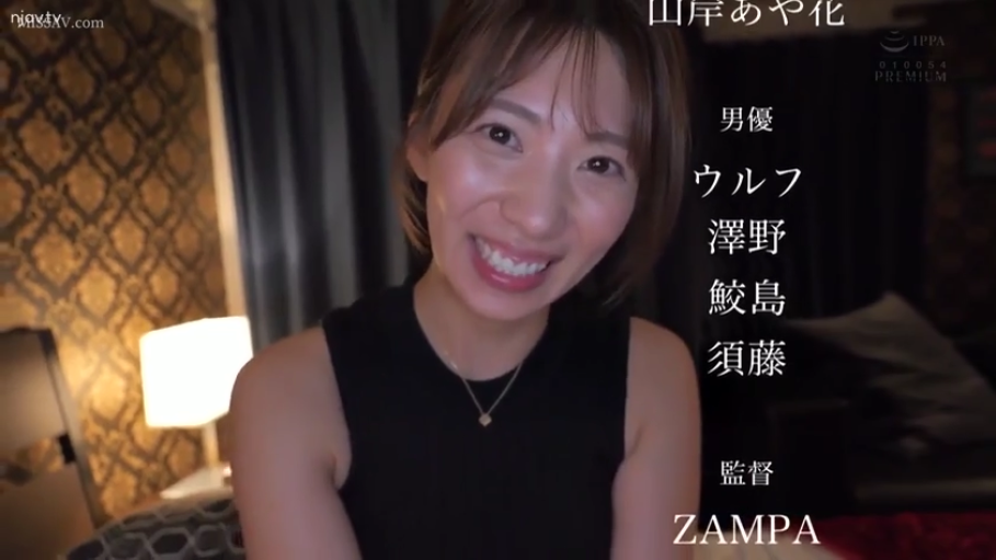 卧室 · 温柔 · 面部特写 · 黑色无袖上衣 · 片头字幕 · 项链