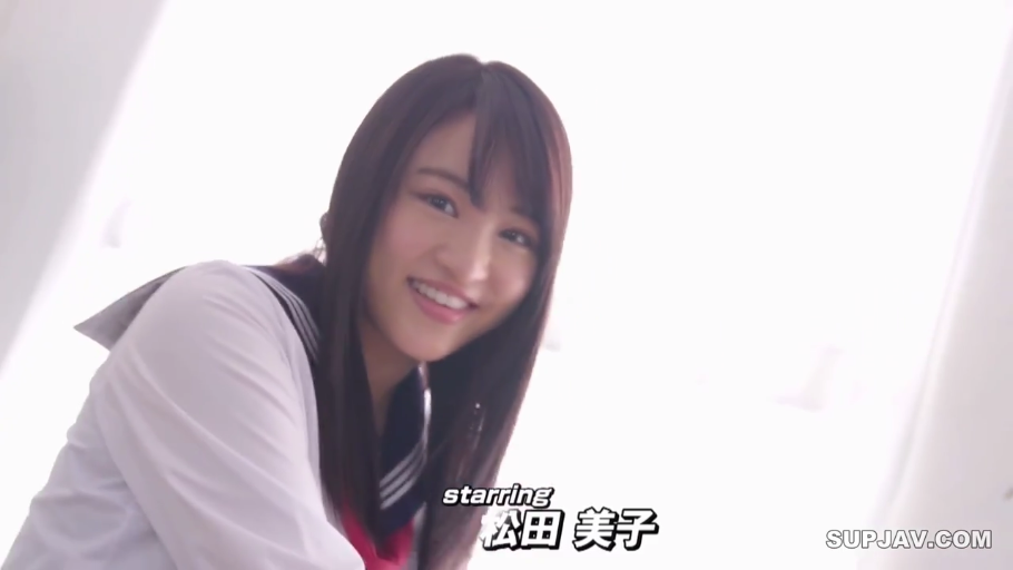 室内 · 俯身 · 微笑 · 注视 · 近景 · 水手服 · 长发