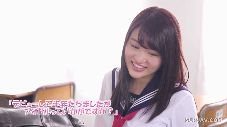 教室 · 微笑 · 课桌 · 近景 · 水手服 · 长发 · 互动 · 斜侧位