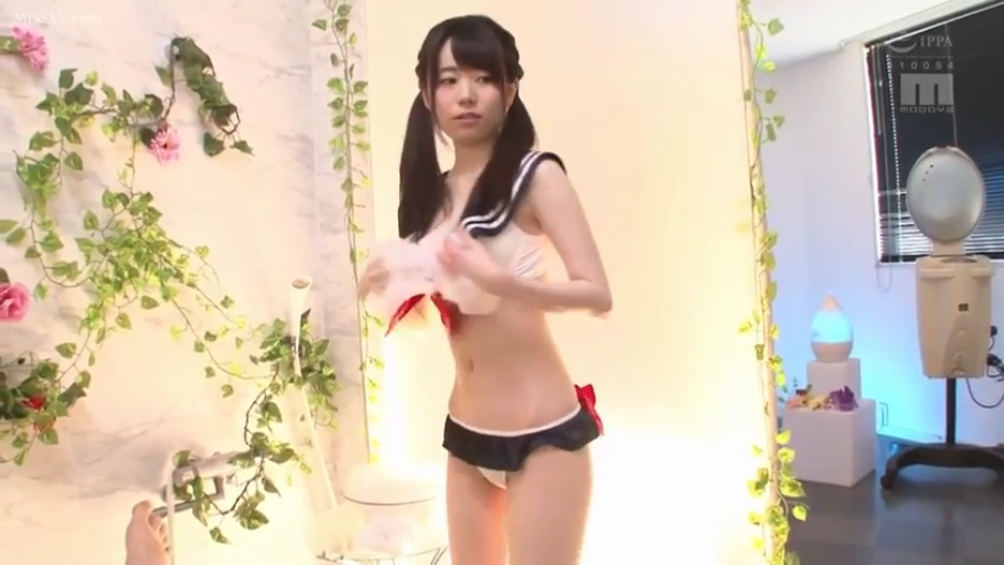 站立 · 中景 · 自然 · 双马尾 · 室内浴室 · 水手服风格比基尼 · 手持饰物 · 仿真植物