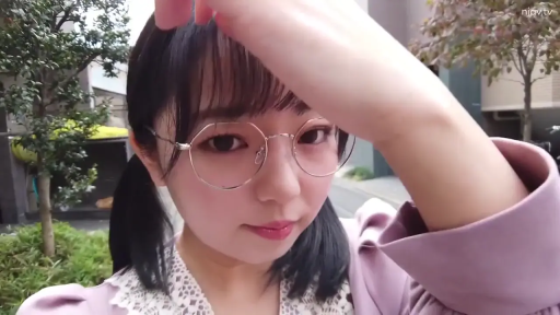 脸部特写 · 注视 · 街道旁 · 金丝边眼镜 · 带蕾丝花边内衬