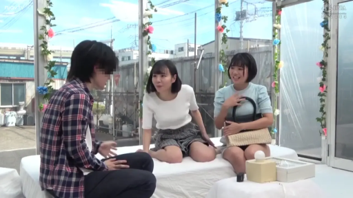 坐姿 · 交谈 · 微笑 · 休闲装 · 手提包 · 多人 · 透明玻璃房