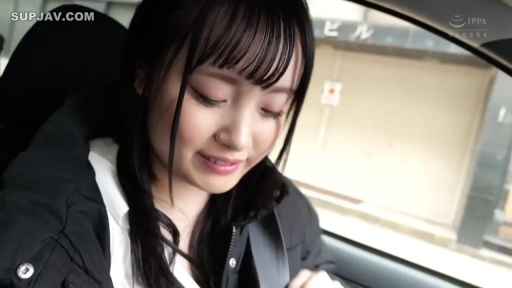 害羞 · 黑色外套 · 面部特写 · 安全带 · 汽车内