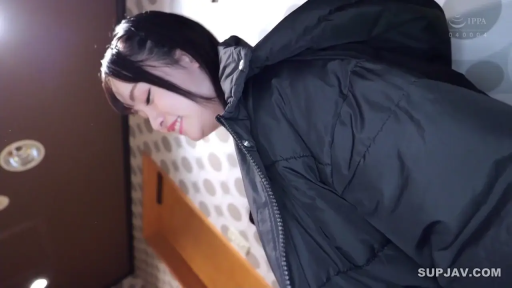 室内 · 站立 · 中景 · 微笑 · 闲聊 · 黑色羽绒服