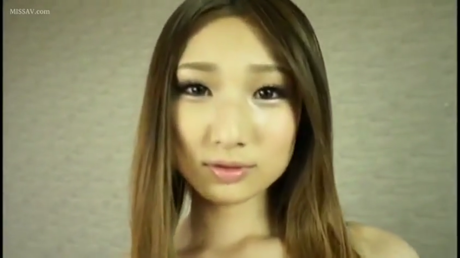 室内 · 略带诱惑 · 眼睛特写 · 裸露肩膀