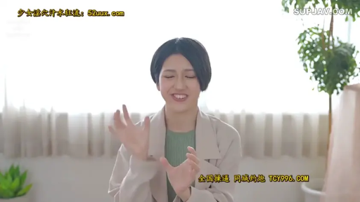 上半身特写 · 興奮 · 视频水印 · 绿色内搭 · 室内明亮房间