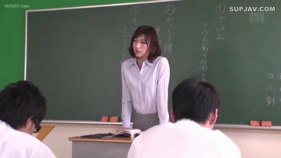 专注 · 教室 · 讲台 · 浅色长袖衬衫 · 教师上半身中景 · 黑板上有日语笔记