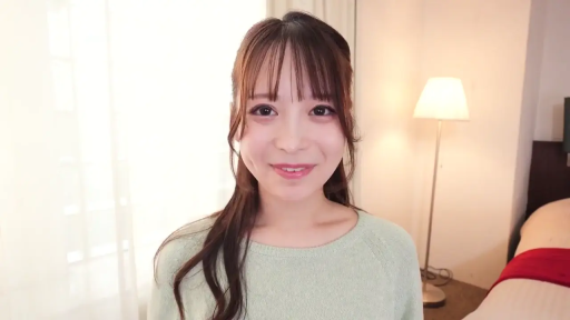 微笑 · 酒店 · 面部特写 · 落地灯 · 光线明亮 · 浅绿色圆领针织衫