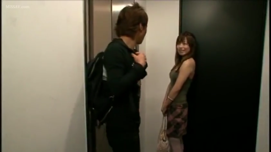 花纹短裙 · 背包 · 电梯 · 两人中景 · 男人侧脸对着女人说话