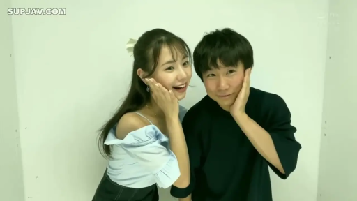 室内 · 微笑 · 半身 · 双人 · 露肩上衣 · 托腮 · 合影