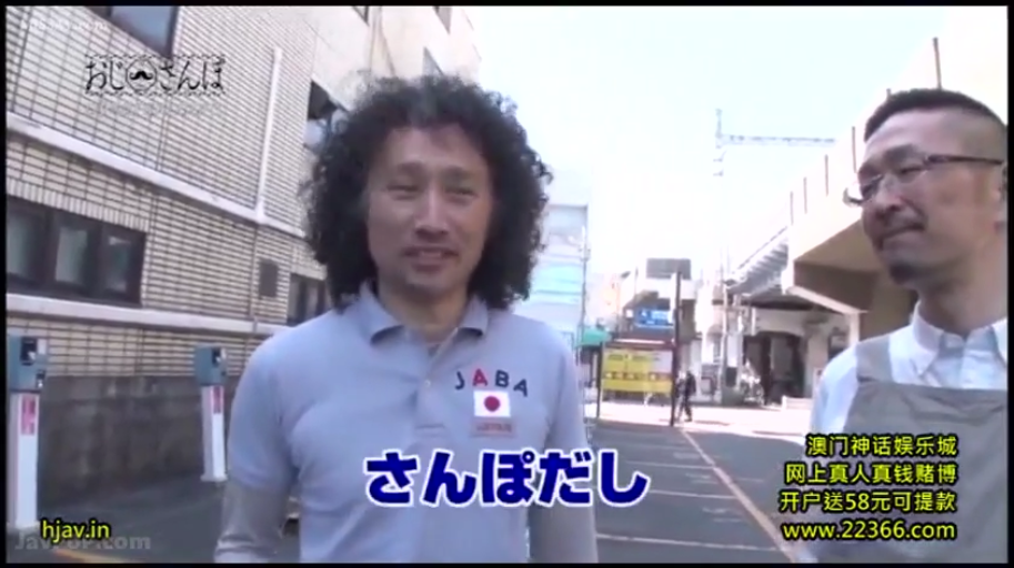 交谈状态 · 城市街道 · 浅色衬衫外搭围裙 · 卷发男子面部特写 · 衣领上的JABA徽章 · 画面右下角有澳门赌场广告字样