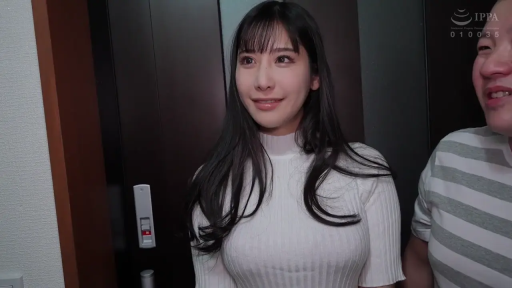 走廊 · 注视 · 女性面部特写 · 白色紧身针织衫